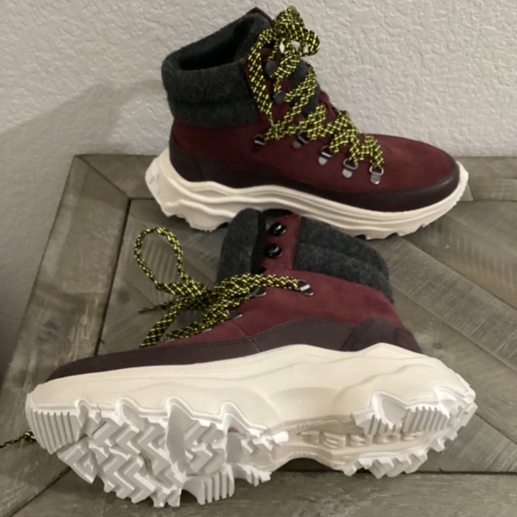 SOREL Kinetic Breakthru Conquest Waterproof Boot (Women), size 9.5 - Picture 8 of 12